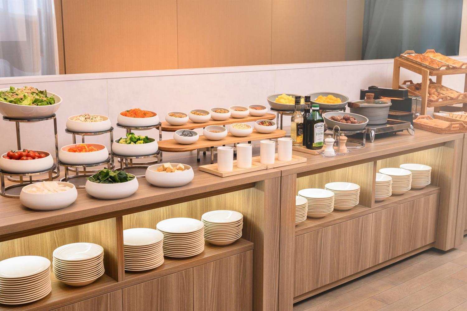 The Royal Park Hotel Iconic Kyoto Eksteriør billede A salad bar