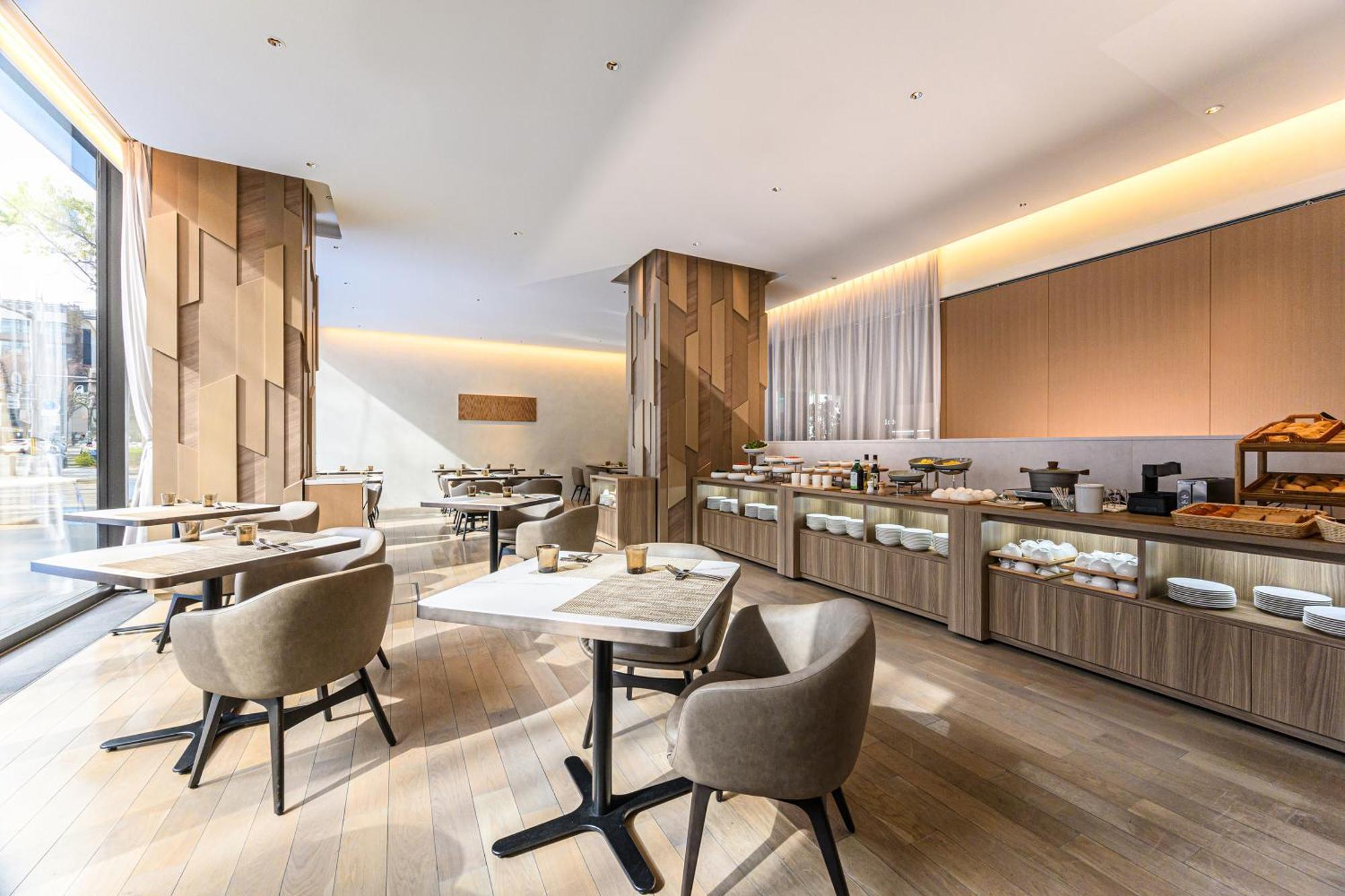 The Royal Park Hotel Iconic Kyoto Eksteriør billede The Lounge at London Heathrow Airport